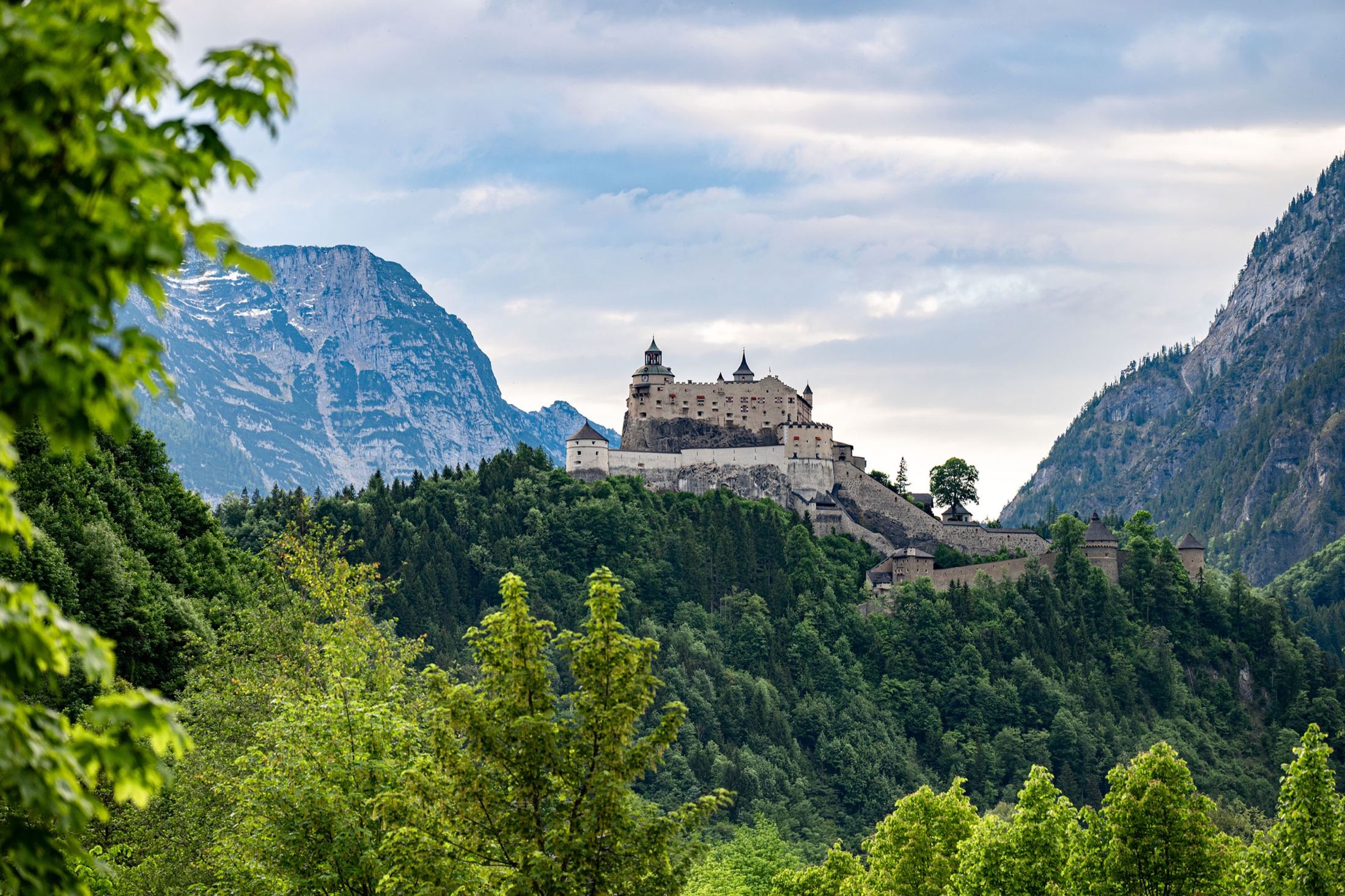 Burg Hohenwerfen vor verschneiten Bergen