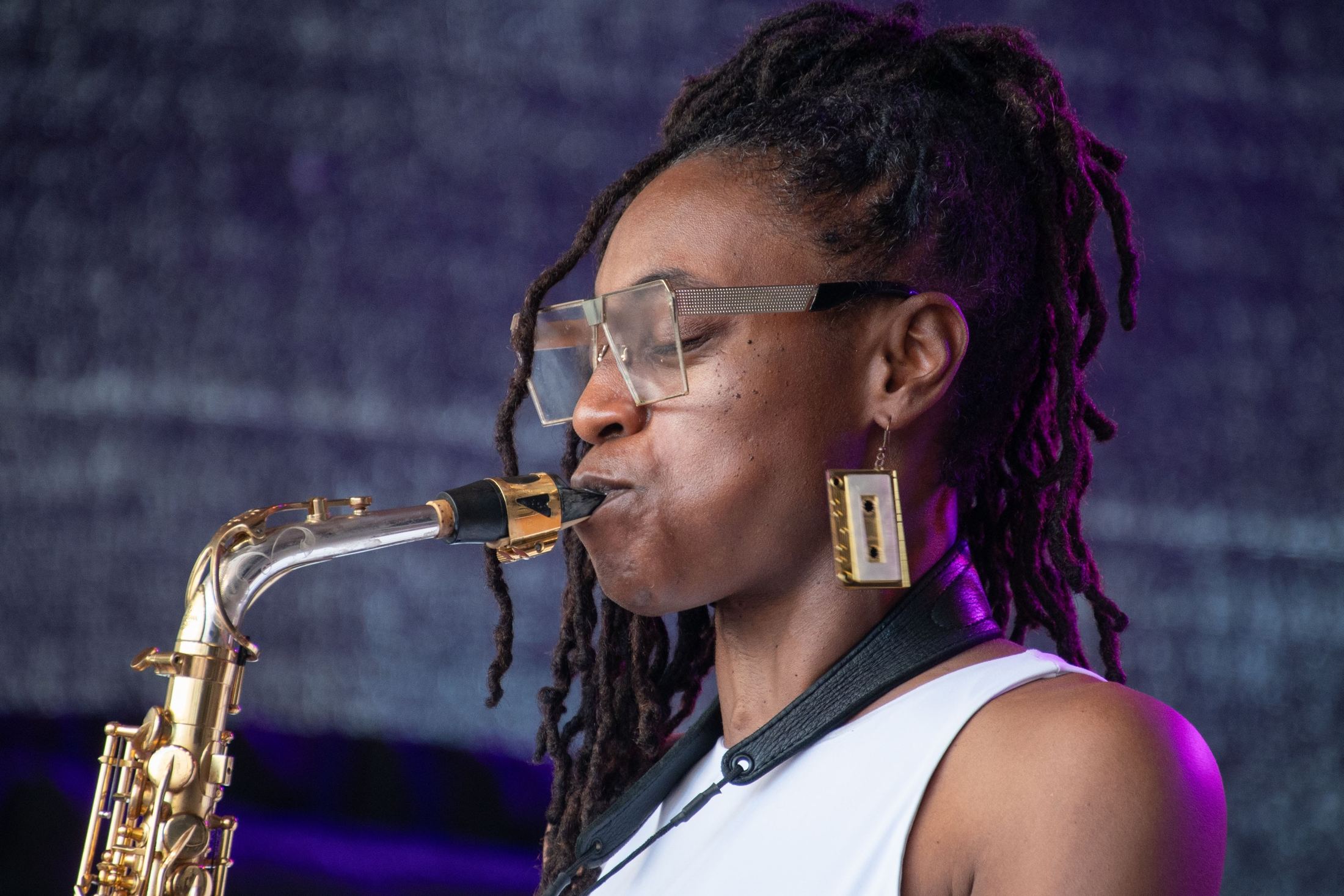 Saxophonistin im Bühnenlicht