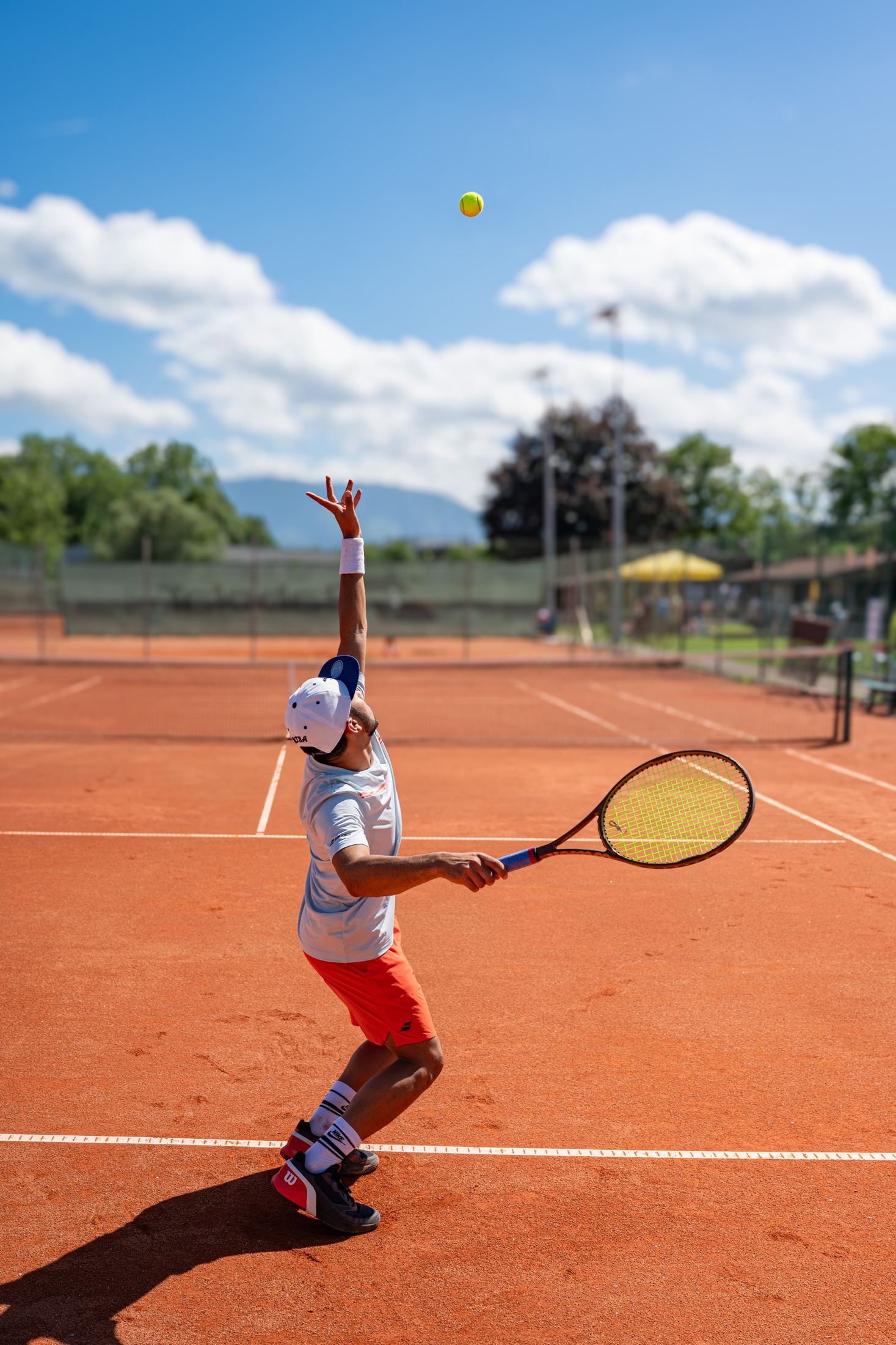 Tennisaufschlag gegen den blauen Himmel